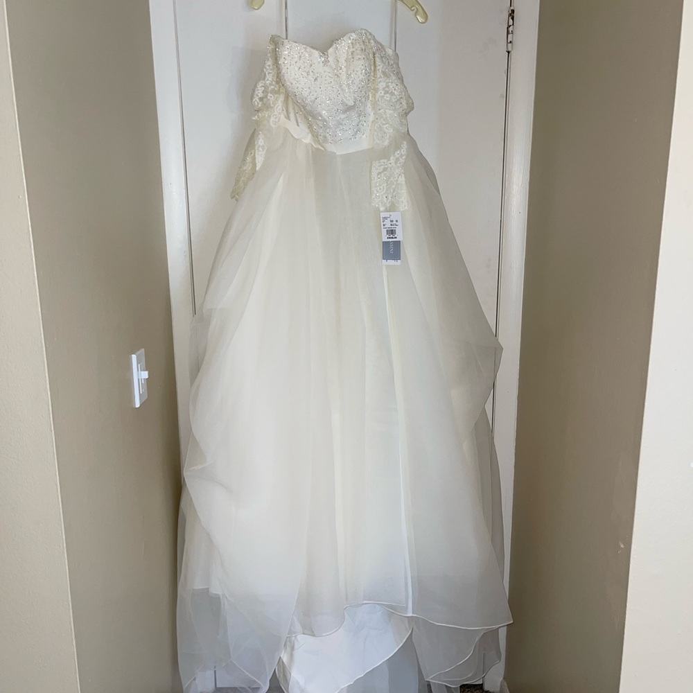 Brand new, never worn, wedding dress purchased at David’s Bridal. Size 10.